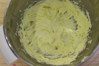 打发好的黄油鸡蛋混合物状态。