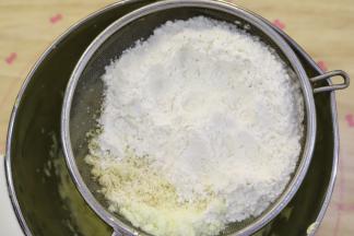 低筋面粉和杏仁粉分别称重，筛入打发好的黄油混合物内。