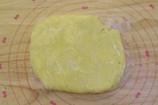 利用刮刀切拌的方式混合至无干粉，后轻揉成团，压扁装袋放冰箱冷藏半小时以上。