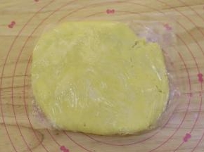利用刮刀切拌的方式混合至无干粉，后轻揉成团，压扁装袋放冰箱冷藏半小时以上。