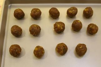 凤梨馅平均分成15克一小份。