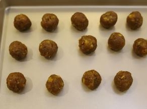 凤梨馅平均分成15克一小份。