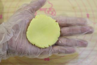 取出冷藏好的饼皮，平均分成20克一小份，取一小份压平。