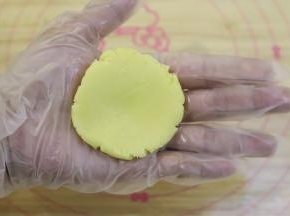 取出冷藏好的饼皮，平均分成20克一小份，取一小份压平。