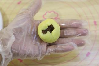 放上凤梨馅，包好。