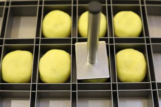 做好的凤梨酥面团放入凤梨模内。