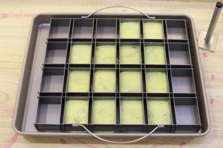 用配套的压柄压好凤梨酥。