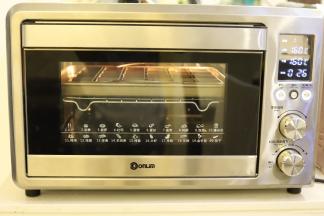 烤箱预热160度，上下火，中层，烘烤时间为25分钟左右。