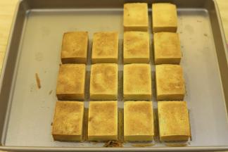 出炉后取掉模具，放至凉透后装袋保存。