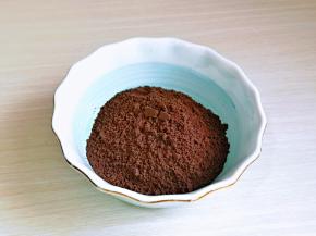 奥利奥饼干，去掉中间夹心，放入料理机中打碎，放入器具中备用。