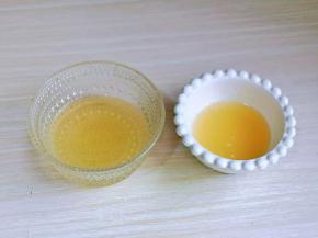 吉利丁粉是两份，一份10g的加入50g凉白开水化开，另一份5g的加入20g凉白开水化开备用。