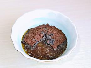 将融化的黄油倒入饼干碎中，搅拌均匀。