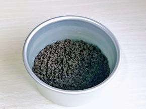 倒入六寸蛋糕模具中，放入冰箱冷藏备用。(一定选用活底的模具哈)