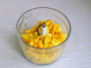 芒果肉放入料理机中，加入15g牛奶，启动打成泥状。