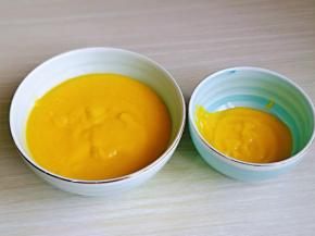 打好的芒果泥分两份，一份50g留着做镜面。