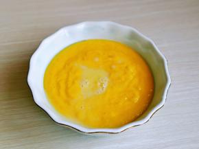 煮好的牛奶吉利丁倒入芒果泥中。