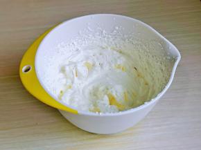 淡奶油倒入较深的器具中，电动打蛋器打发即可。