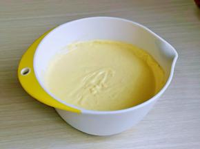 做好的芒果泥与打发的奶油混合充分拌均匀。