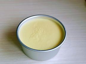 取出奥利奥饼干碎模具，将做好的芒果慕斯液倒入模具中，轻轻震几下，将气泡震出，放入冰箱冷藏3小时。