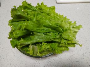 生菜洗干净~如果叶片太大的，可以撕开~