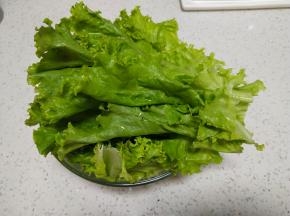 生菜洗干净~如果叶片太大的，可以撕开~