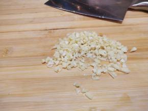 白胖白胖的小蒜头，切成末
