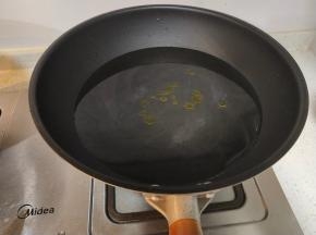 水烧开，加入一点盐和几滴油