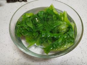 生菜变色后捞出，冲凉水