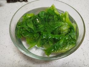 生菜变色后捞出，冲凉水