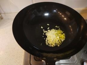 换锅放入油，加入蒜末炒香