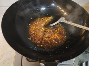 放一点清水，把蒜香耗油香释放一下