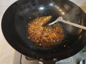 放一点清水，把蒜香耗油香释放一下