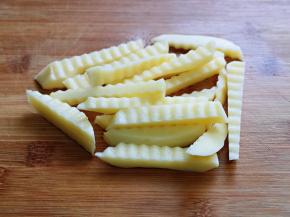 首先将土豆去皮，切条，我用了切狼牙土豆的工具，没有工具的可以省略。