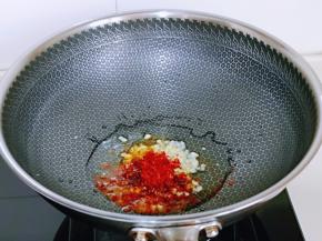 起油锅，加入辣椒粉，蒜末炒香。