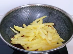 再加入 土豆条翻炒均匀。