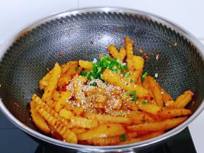 最后加入白芝麻，葱花，翻炒均匀关火。