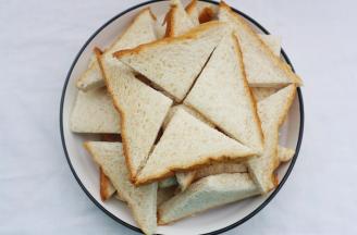 吐司对角切开，一分为4。