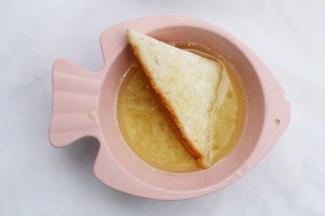 吐司在里面滚一圈。