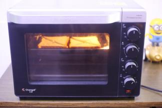 放入预热好的烤箱，180度上下火烤5分钟。