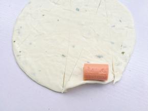 将火腿从三角形底部卷起。