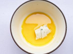 蛋液里滚一圈。