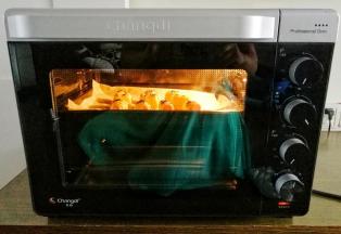 送入预热好的烤箱，上下火180度，烤15分钟至表面金黄。