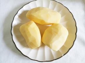 土豆去皮洗净。