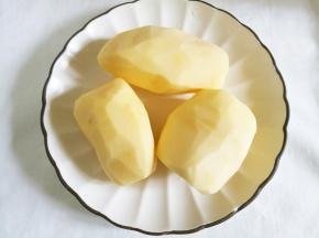 土豆去皮洗净。