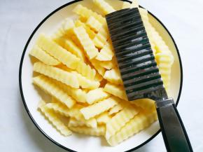 用波浪切片器切成琅琊状，泡水清洗掉多余淀粉。