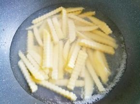 锅中水开后，倒入土豆条煮3分钟。