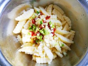 葱蒜剁辣椒加入土豆中。