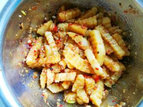 一勺白芝麻，一勺鸡精，一勺香油拌匀静置10分钟。