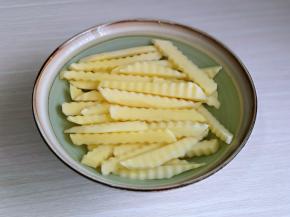 切好的土豆条立即放入冷水中，避免氧化发黑。