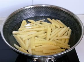 土豆条焯水，锅中加入水，再加入土豆条，烧开后再煮2分钟。